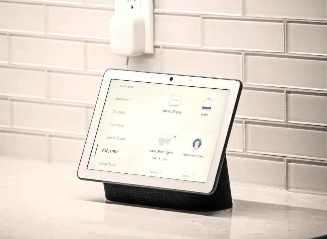 Pantalla de control domótico sobre la encimera de una cocina