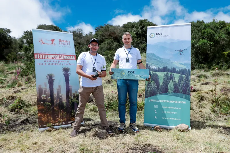 Dos personas con carteles de la plantación en el Páramo de Sumapaz (Colombia)