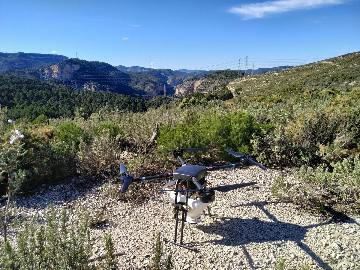 Dron de siembra preparado en Cortes de Pallás (Valencia)