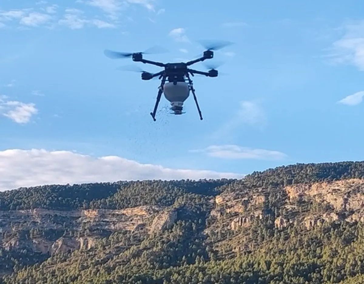 Dron de siembra sobrevolando Cortes de Pallás