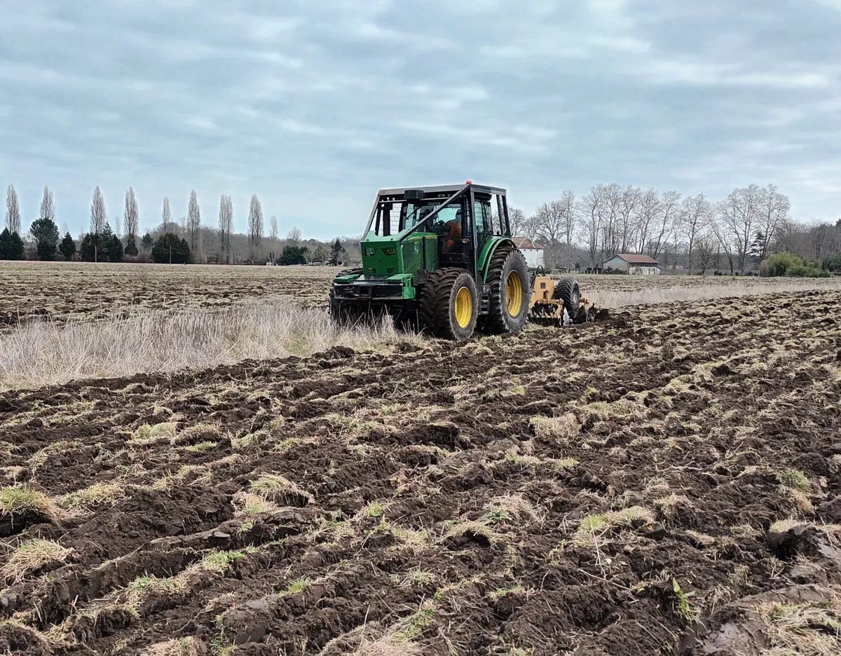 Tractor preparando el terreno en Francia
