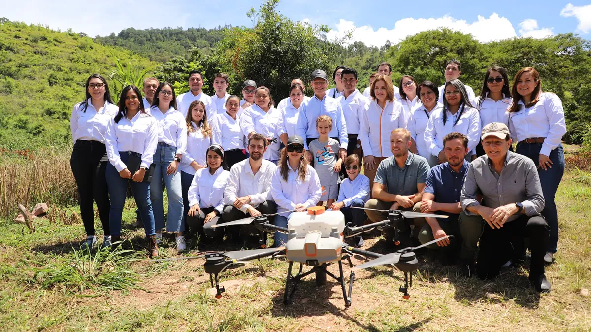 Equipo junto al dron de siembra en Honduras