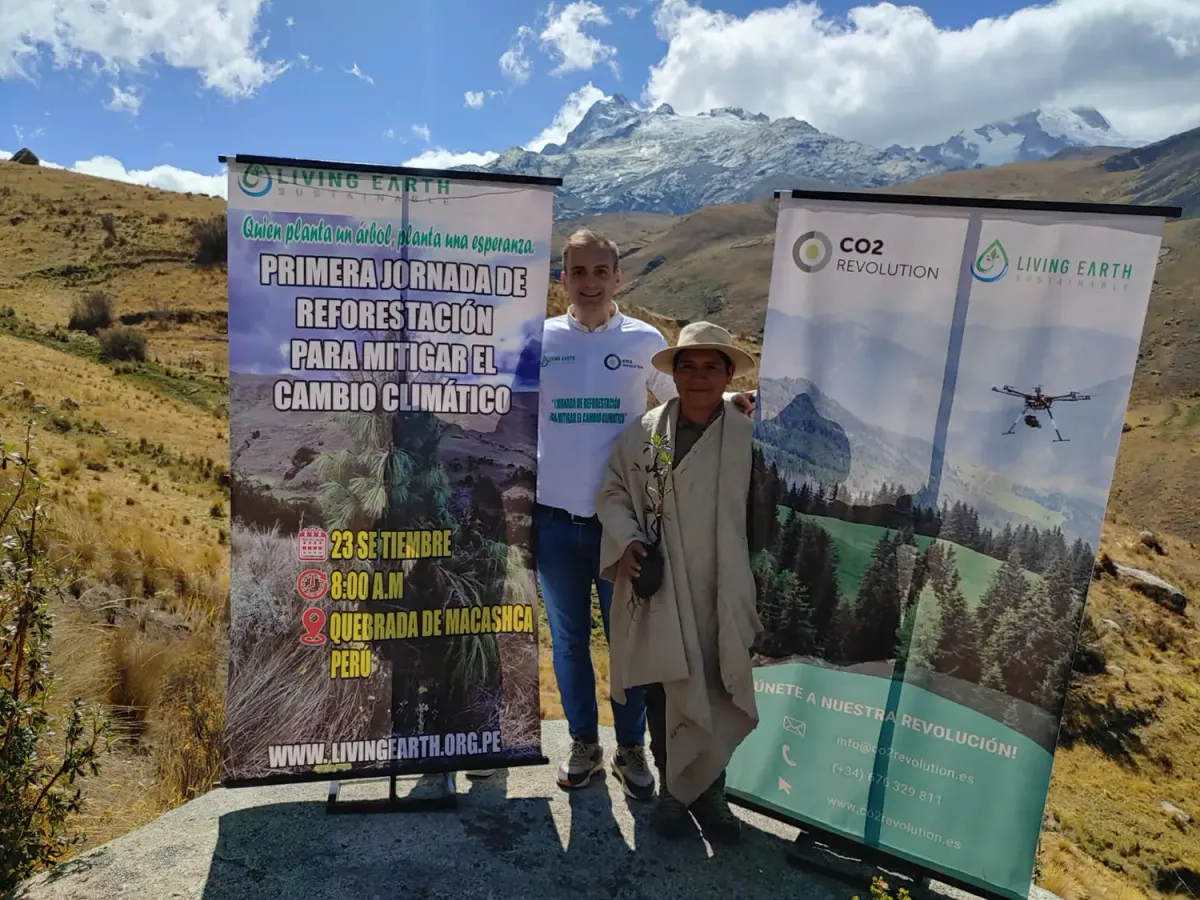 Dos personas con carteles de la plantación en Huaraz (Perú)