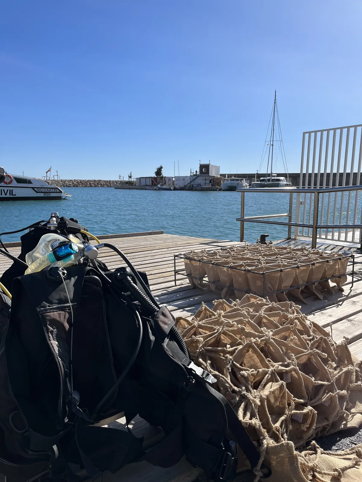 Material del piloto en el puerto de Torredembarra (Tarragona)